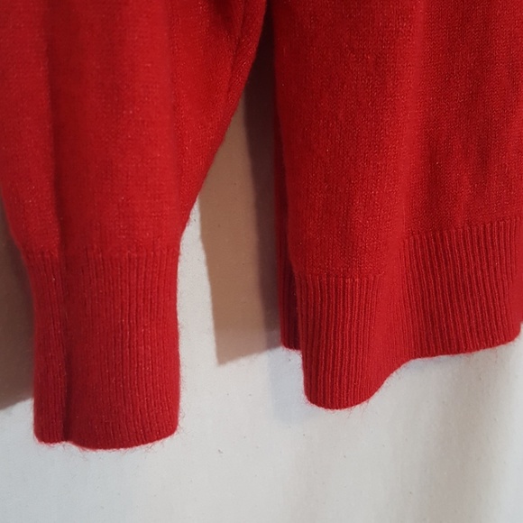Soft red back zipping turtleneck - Picture 3 of 7